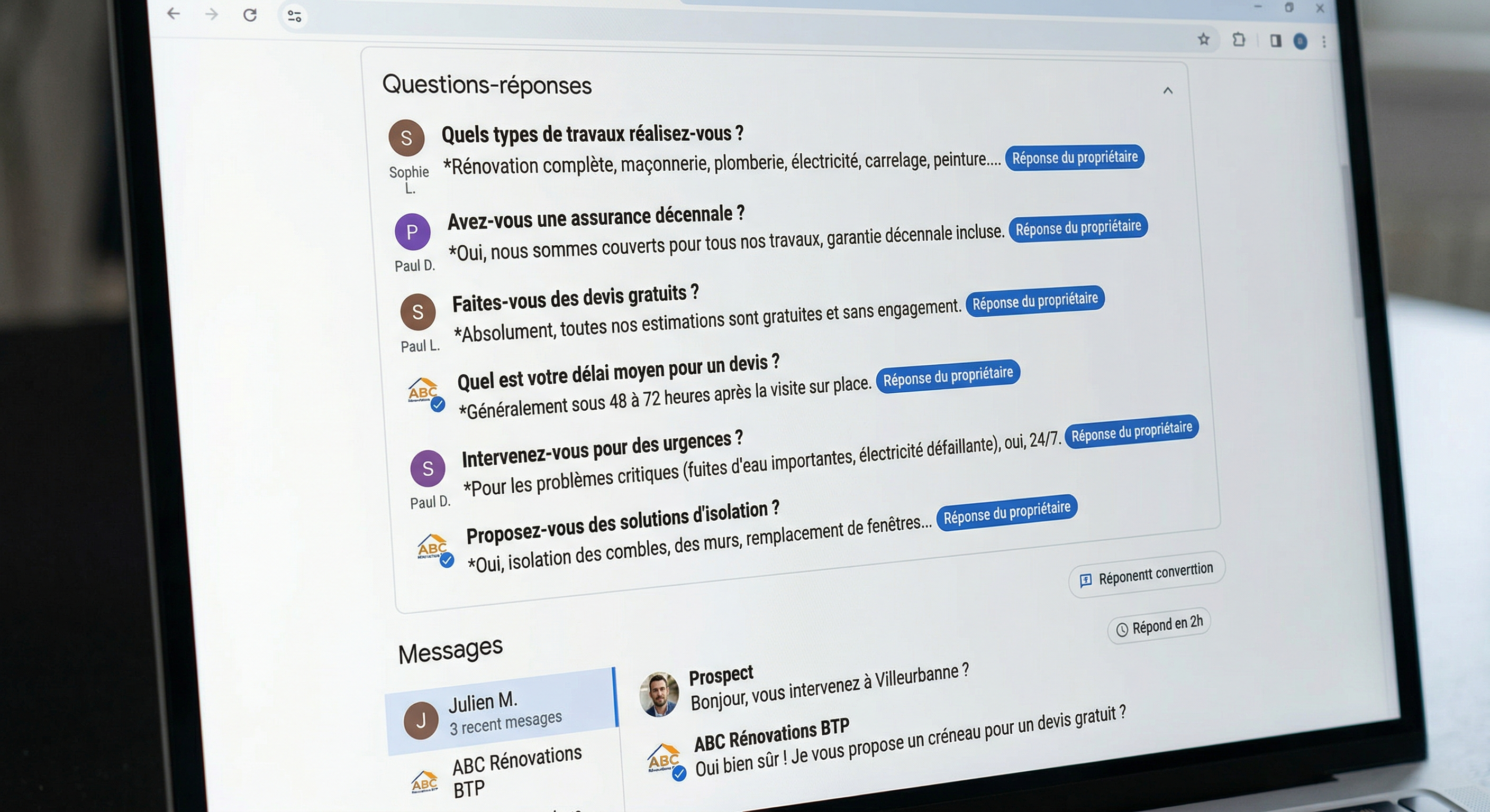 Section Questions-réponses d'une fiche Google Business BTP avec 6 questions pré-remplies et badges Réponse du propriétaire. En dessous, interface Messages avec échange entre un prospect et l'entreprise. Badge Répond en 2h visible.